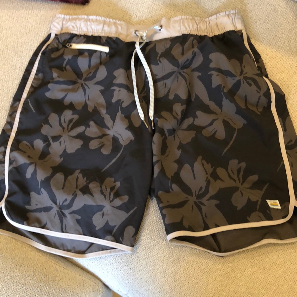 EUC Vuori shorts men’s size medium